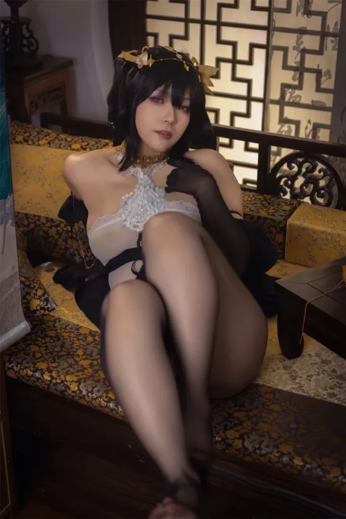 珟_珏Dita古典风格写真，黑色长发，身着蕾丝内搭与黑色薄纱，配以金色饰品，在雕花卧榻上姿态优雅。